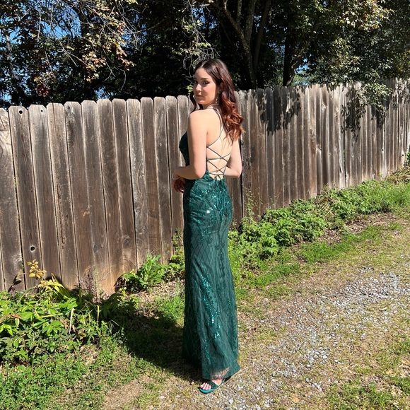 Absolutely stunning prom/ball gown - Picture 9 of 9